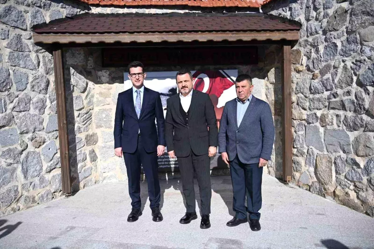 Ezine Müze Evi'nde Yahya Çavuş'un Hiperrealist Heykeli Görsel Şölenle Açıldı