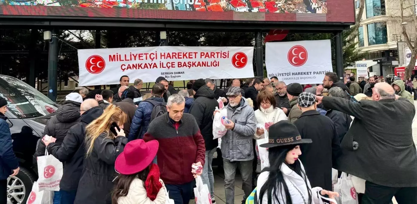 MHP Çankaya İlçe Başkanlığı, Miraç Kandili’nde Simit ve Meşrubat İkramı Yaptı