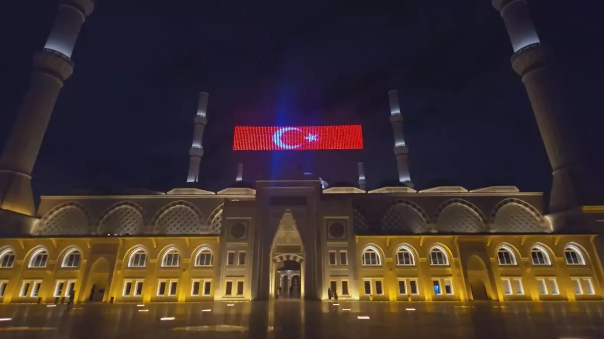 Miraç Kandili'nde Sultanahmet ve Çamlıca Camileri Coşkulu Dualara Sahne Oldu