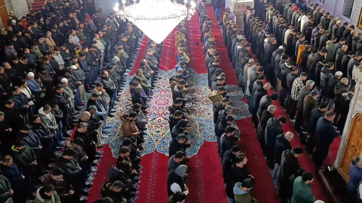 Şanlıurfa’da Miraç Kandili Coşkusu: Balıklıgöl Camileri Dolu Dolu