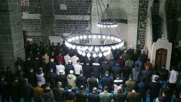 Miraç Kandili dualarıyla toplanan çocuklar