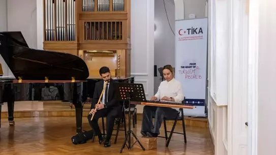 Konserde sahnedeki Balkan ve Anadolu müzisyenleri