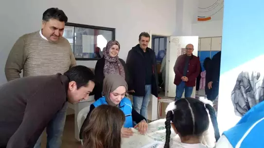 Çocukların boyadığı çantalar