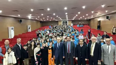 Tiyatro gösterisi sahnesi