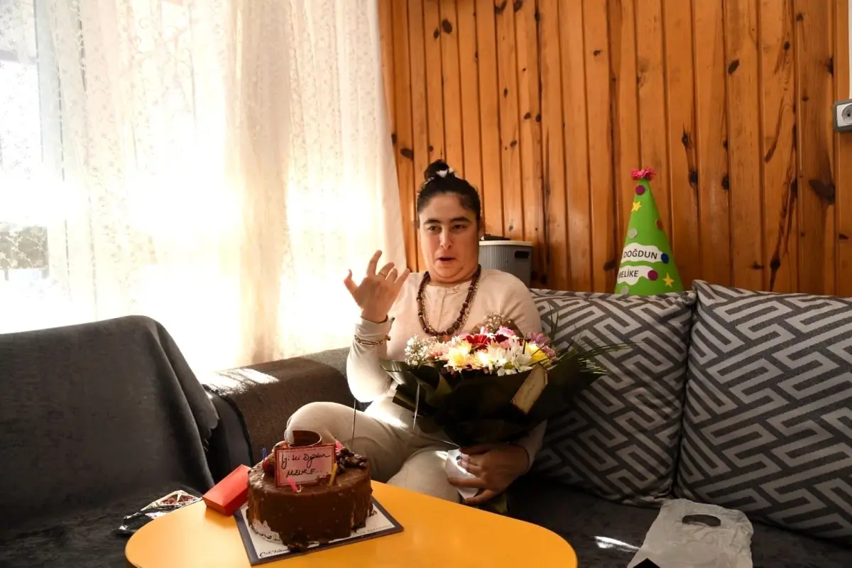 Osmaniye Belediyesi'nden Engelli Genç Kız Melike Kara'ya Sıcak Doğum Günü Kutlaması