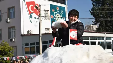 Kadirli Belediyesi'nden Öğrencilere Sürpriz Kar Yağışı