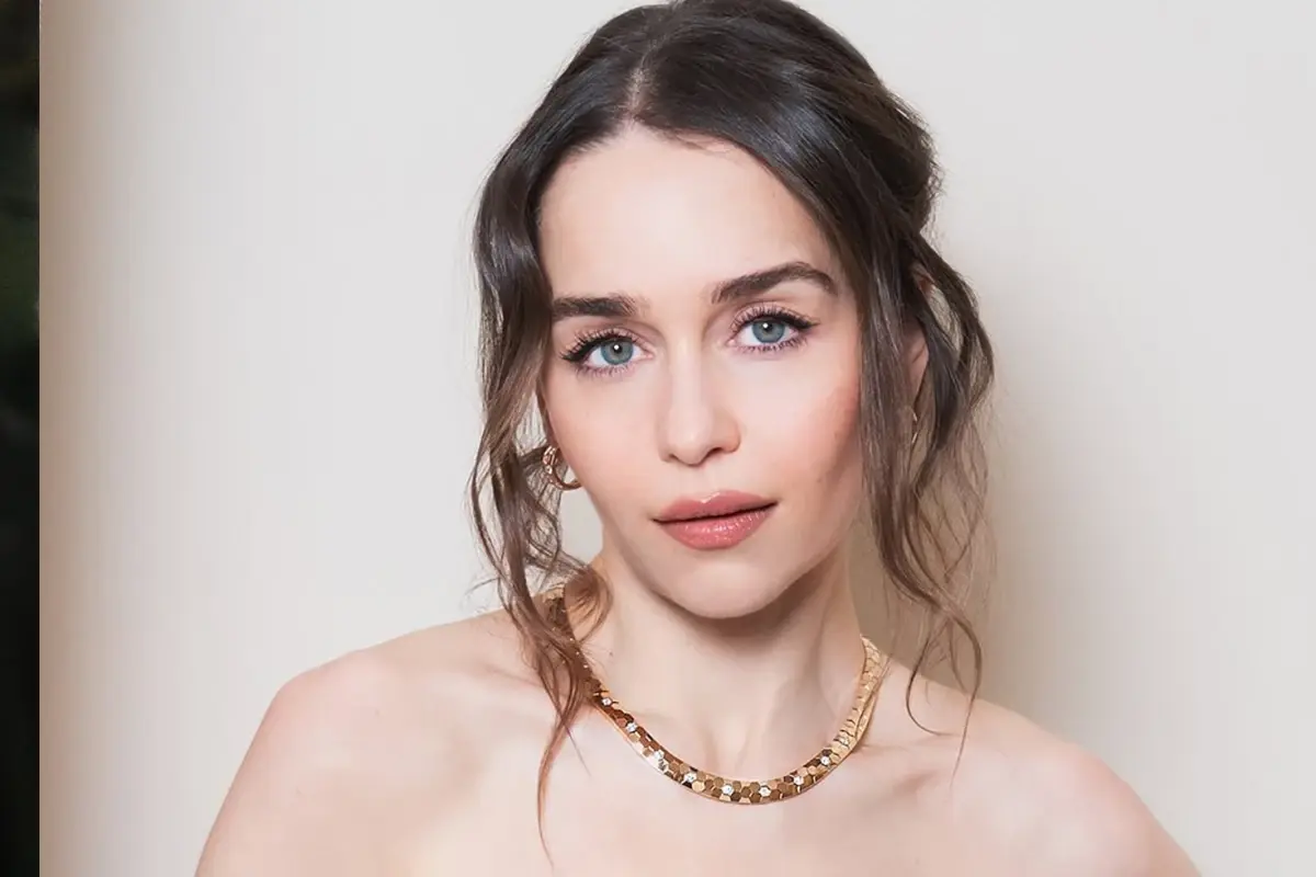 Emilia Clarke, Yeni Dizisi Çekiminde Kaburgasını Kırdı: Setin Zorlu Anları