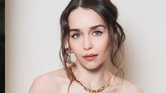 Emilia Clarke, Yeni Dizisi Çekiminde Kaburgasını Kırdı: Setin Zorlu Anları