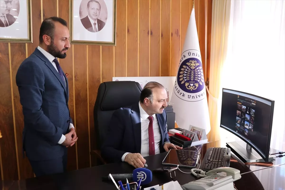 Rektör Hacımüftüoğlu, Yılın Kareleri Oylamasında Fotoğrafları İnceledi