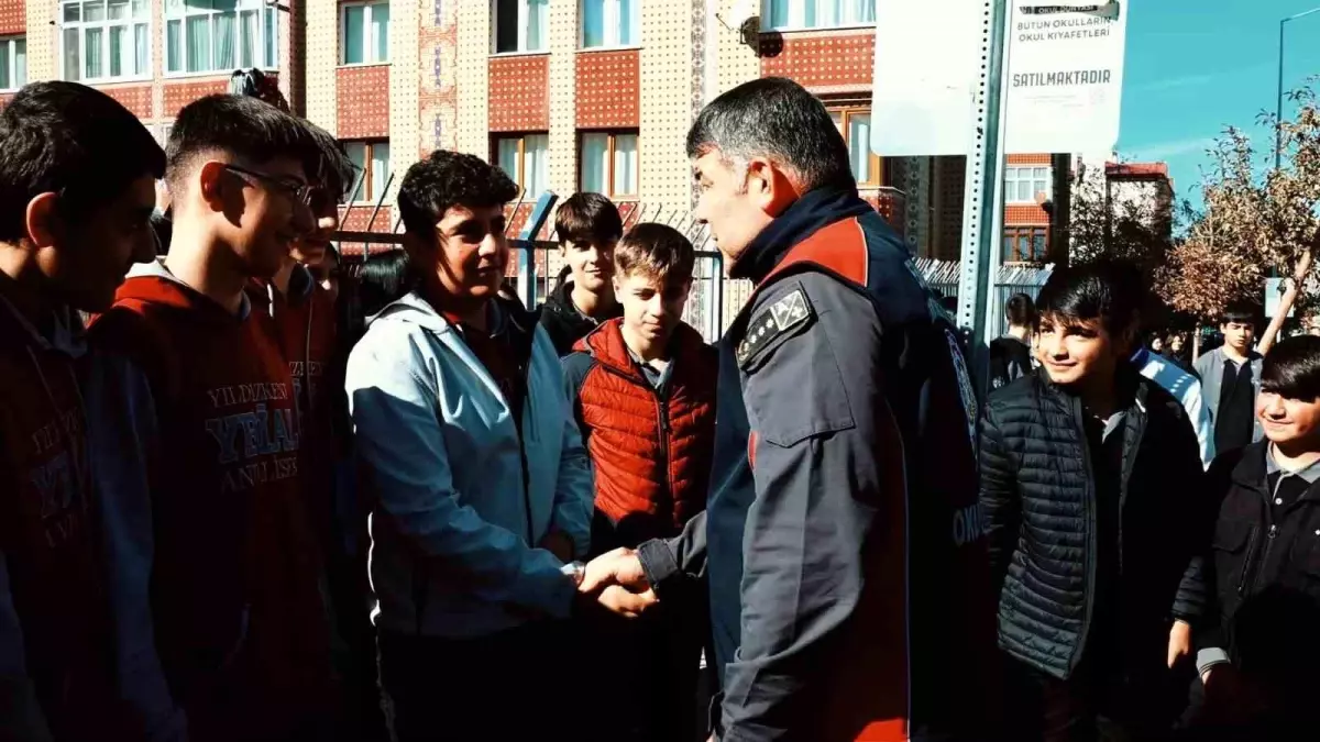 Gençlerin Kalbinde Polis: Aydemir'in Rap Şarkısı Sosyal Bağları Güçlendiriyor