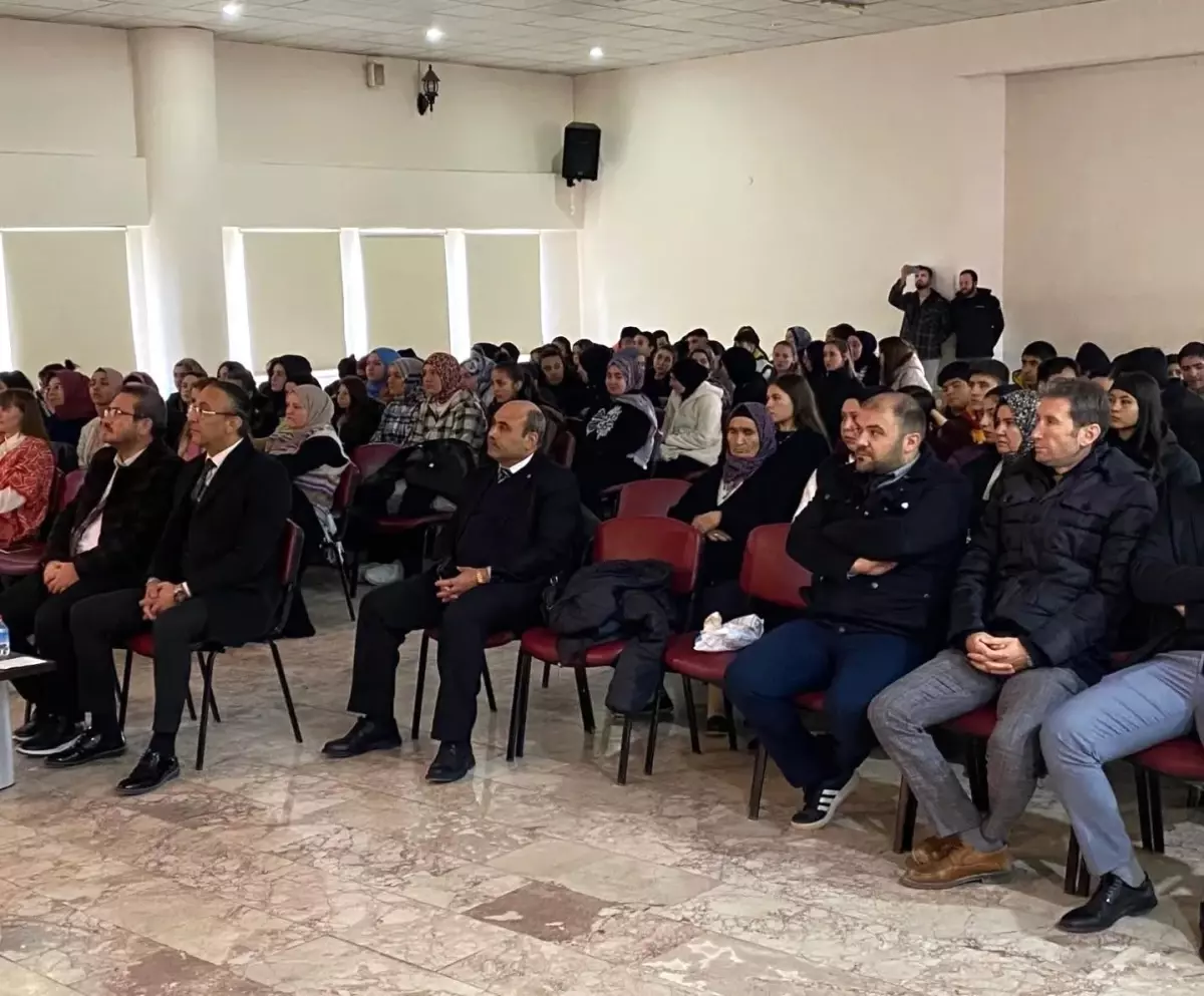 Afyonkarahisar’da Öğrenciler “Dizelerden Gönüllere” Şiir Dinletisiyle Büyük İlgi Topladı