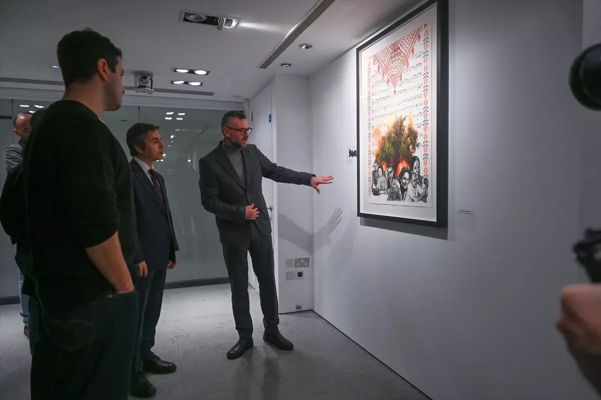 Ahmet Yusuf Aygeç'in Sürgündeki Zeytin Ağacına Posterler sergisinin kapak fotoğrafı