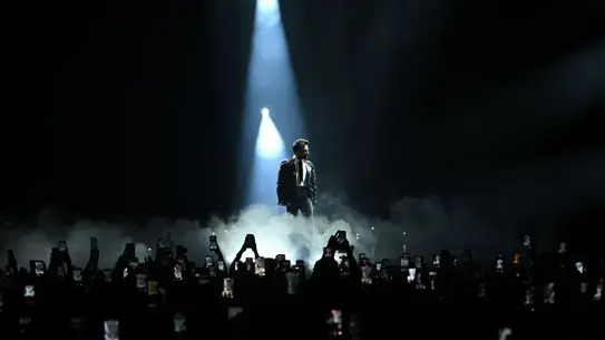 Tarkan’ın İstanbul Konseri 7 Yıllık Moladan Sonra Coşkuyla Açıldı