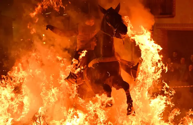 Alevlerin içinde koşan atlar