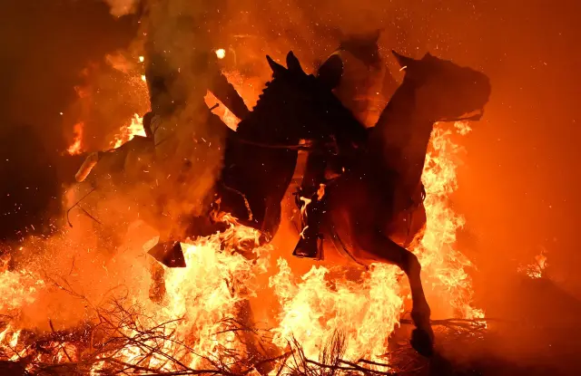 Kalabalığın içinde izleyen seyirciler