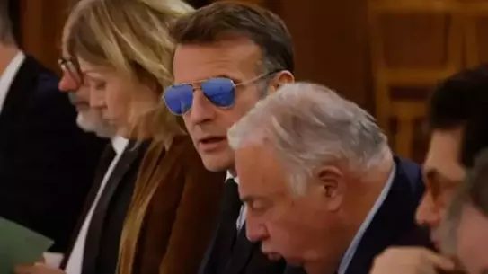 Macron, Kritik Toplantıda Mavi Güneş Gözlüğüyle Göründü