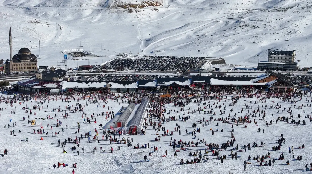 Erciyes Kayak Merkezi'nde Sömestr Tatili İlk Haftada 250 Bin Ziyaretçi Çekti