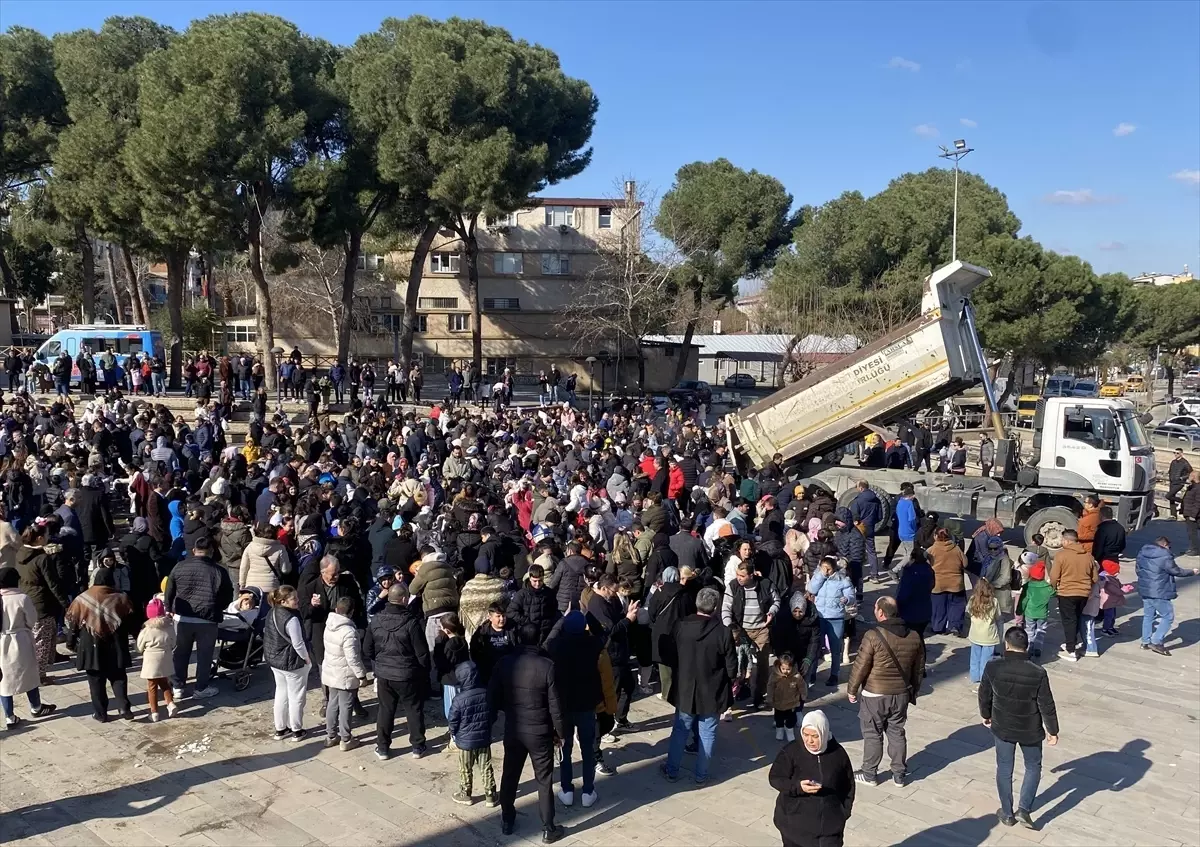 Alaşehir’de Kış Rüyası: Çocuklar Kamyonlarla Getirilen Karı Keşfediyor