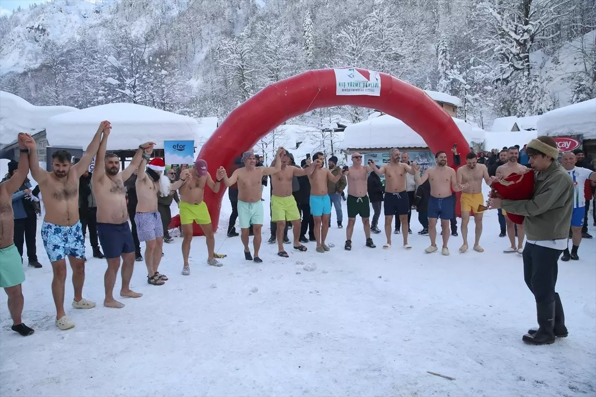 Rize’de 10. Kış Yüzme Şenliği: Soğuk Suda Horon Coşkusu