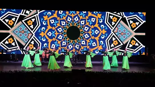 Kürşad Zorlu sahnede konuşma yapıyor