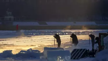 Harbin’in Buz‑Kar Festivali İçin Songhua Nehri’nde Buz Toplama Çalışmaları Başladı