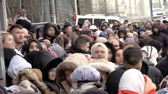 Bursa’da Uygun Fiyatlı Mağaza Yoğun Kalabalığa Yol Açtı