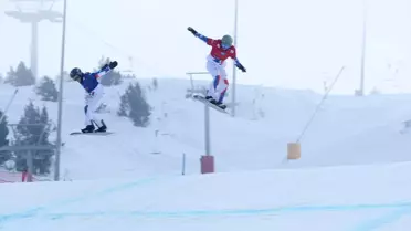 Erzincan Snowboard Cross yarışından aksiyon fotoğrafı