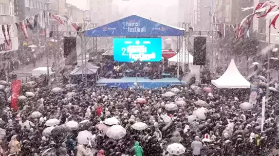 Kar altında horon yapan kalabalık