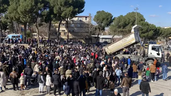 Kamyonlardan indirilen kar ve etkinlik alanı