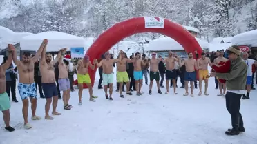 Kış Yüzme Şenliği ana fotoğrafı, buzlu su ve kalabalık