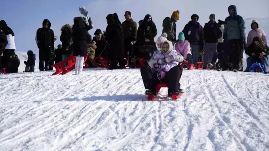 Zigana Kayak Merkezi'nde kayak yapan aileler