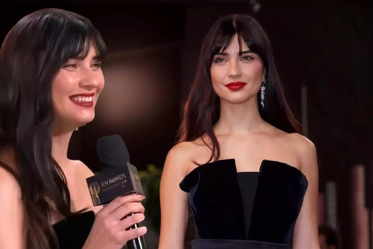 Tuba Büyüküstün ödül töreninde şık bir elbise içinde