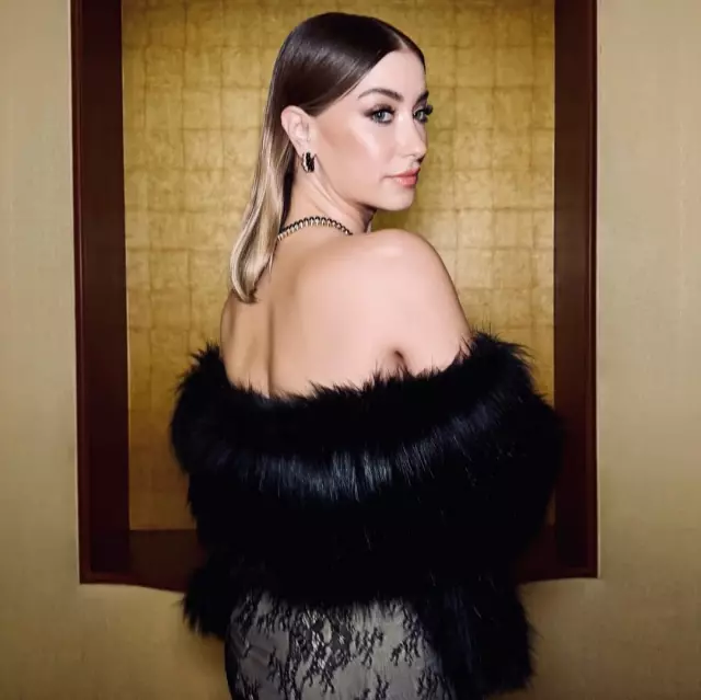 Hazal Kaya sahneye hazırlanıyor