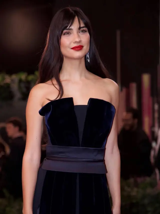 Tuba Büyüküstün'ün ödül töreni kırmızı halı fotoğrafı