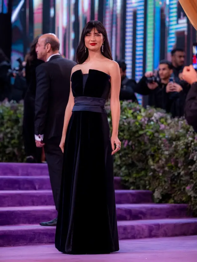 Tuba Büyüküstün'ün ödül törenindeki gülümsemesi