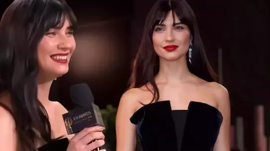 Tuba Büyüküstün, Joy Awards'ta Sunucuya Esprili Yanıtıyla Gündemde