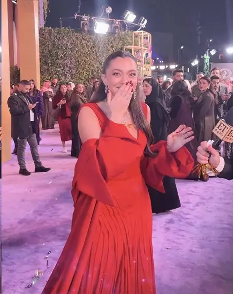 Modern tasarımlı bir elbise