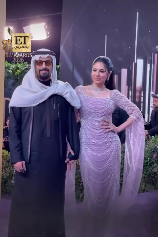 Geleneksel dış giyimle kontrast oluşturan bir tasarım