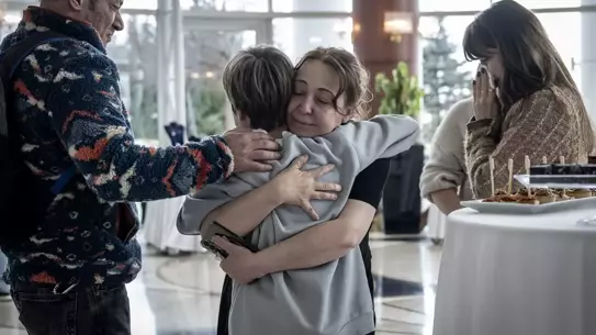 Sergide sergilenen takıların yakın plan fotoğrafı