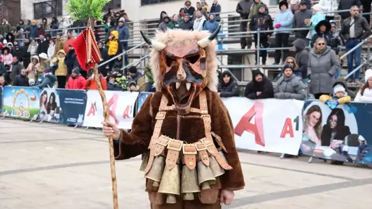 Surva Festivali ana sahnesindeki maskeli geçit