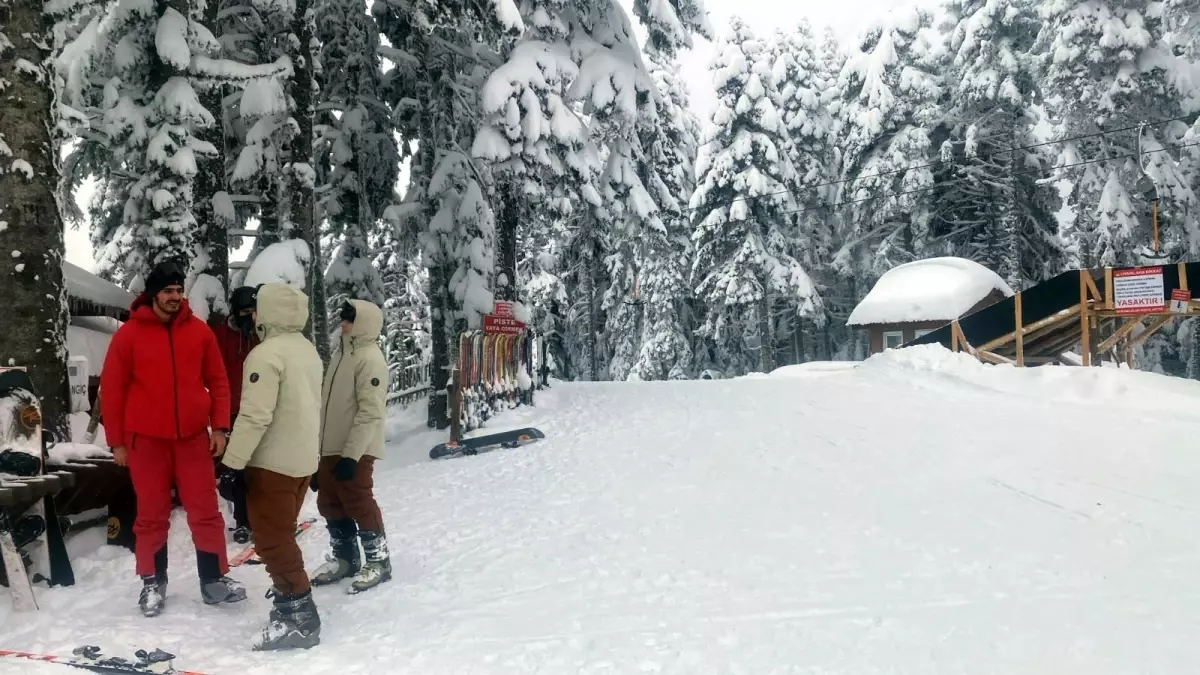 Arkut Dağı Kayak Merkezinde Kış Sezonu Yoğunluğu Artıyor