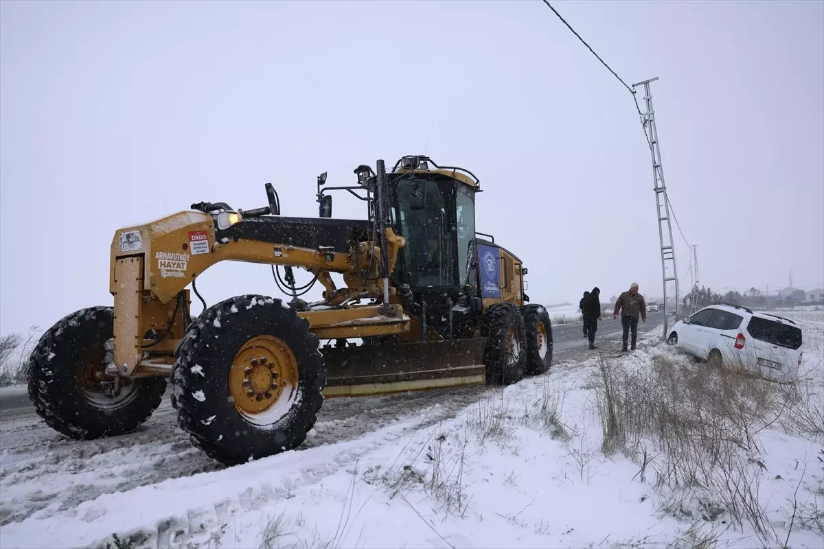 Arnavutköy Belediyesi Kar Yağışına Karşı 24 Saat Hizmet Veriyor