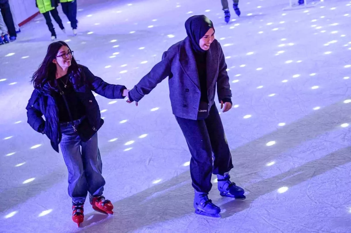 İzmir'de Kış Rüzgarı Buz Pistlerinde: Aile ve Öğrenciler İçin Eğlence Dolu Günler