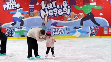 Beyoğlu'da ücretsiz buz pistinde kayarken mutlu çocuklar