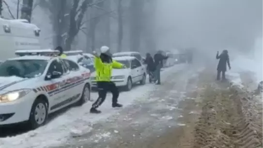 Jandarma ve çocukların kar topu savaşı sırasında çekilmiş fotoğrafı