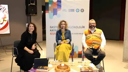 Etkinlikte sunulan ekmek çeşitleri ve müzik performansı