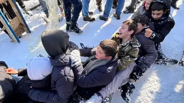 Kumru Kayak Festivali'nde tek sıra halinde kayak yapan katılımcılar