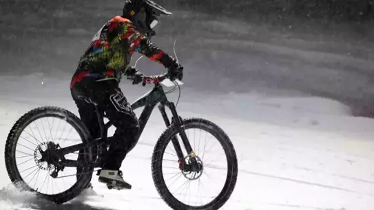 Snowbike yarışından bir an