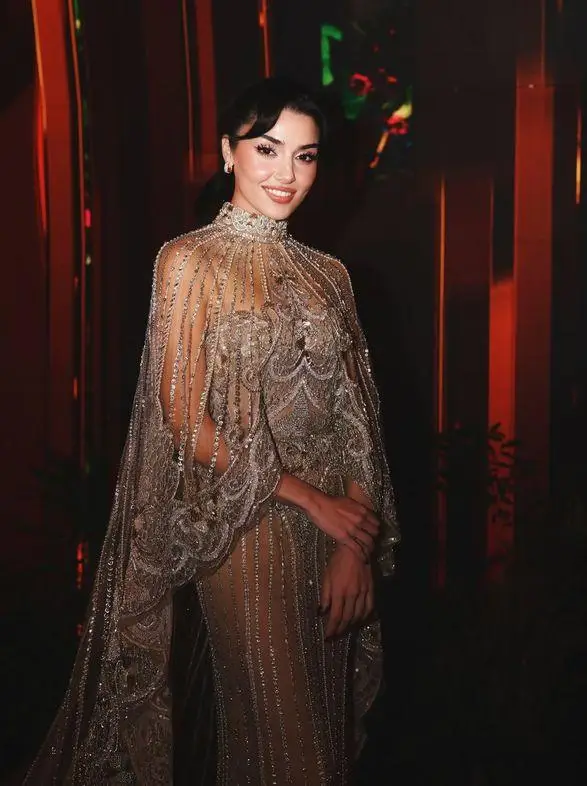 Hande Erçel pozlarından bir kare