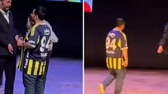 Kadıköy Boğası mikrofonu fırlatırken